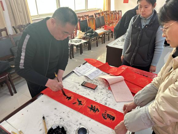 “翰墨飘香万象新，五福临门过大年” 文艺惠民志愿服务活动走进中七里社区